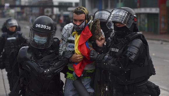 Manifestantes en Cali se enfrentan a miembros del ESMAD durante las protestas que iniciaron contra de la reforma tributaria propuesta por el gobierno del presidente de Colombia, Iván Duque. (Foto: EFE/ Ernesto Guzmán Jr).