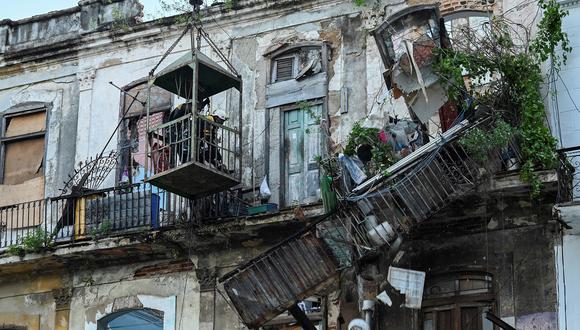 Rescatistas trabajan en un bloque de apartamentos tras un derrumbe, en La Habana, Cuba, el 4 de octubre de 2023. (Foto de Yamil LAGE / AFP)