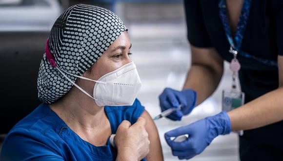 La población chilena viene recibiendo más de 454 mil dosis de vacunas, entre las del laboratorio Sinovac y las del laboratorio Pfizer. (Foto: AFP)