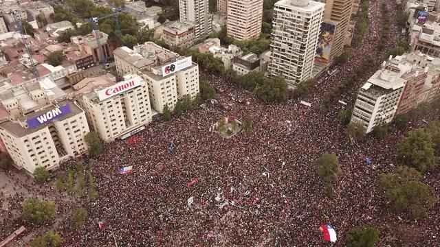 Fotografía aérea que muestra a cientos de miles de manifestantes reunidos este viernes para pedir la renuncia del presidente chileno, Sebastián Piñera, en los alrededores de la Plaza Italia de Santiago de Chile. (EFE/ Rodrigo Sáez).