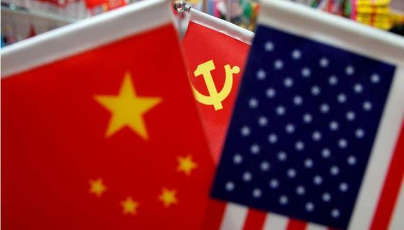 Imagen de archivo de las banderas de China, Estados Unidos y el Partido Comunista Chino en exhibición en un puesto de banderas en el mercado mayorista de Yiwu, en la provincia de Zhejiang, China. (REUTERS/Aly Song/Archivo).