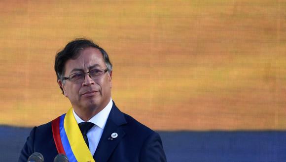 El nuevo presidente de Colombia, Gustavo Petro, pronuncia un discurso durante su ceremonia de toma de posesión en la Plaza Bolívar de Bogotá, el 7 de agosto de 2022. (JUAN BARRETO / AFP).