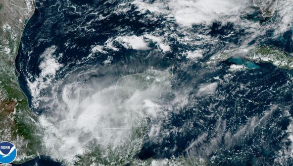 Esta imagen satelital muestra a la tormenta tropical Karl sobre la península de Yucatán y Chiapas, México.