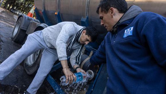 El agua que sale del grifo en Montevideo tiene mayor cantidad de sodio y cloruro que lo indicado por la normativa uruguaya desde fines de abril, por lo que cientos de miles pasaron a tomar agua embotellada. (Getty Images).