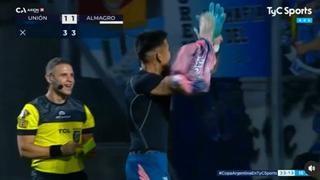 Pensó que era el penal decisivo: Lo atajó, festejó, se sacó la camiseta y casi se va expulsado | VIDEO