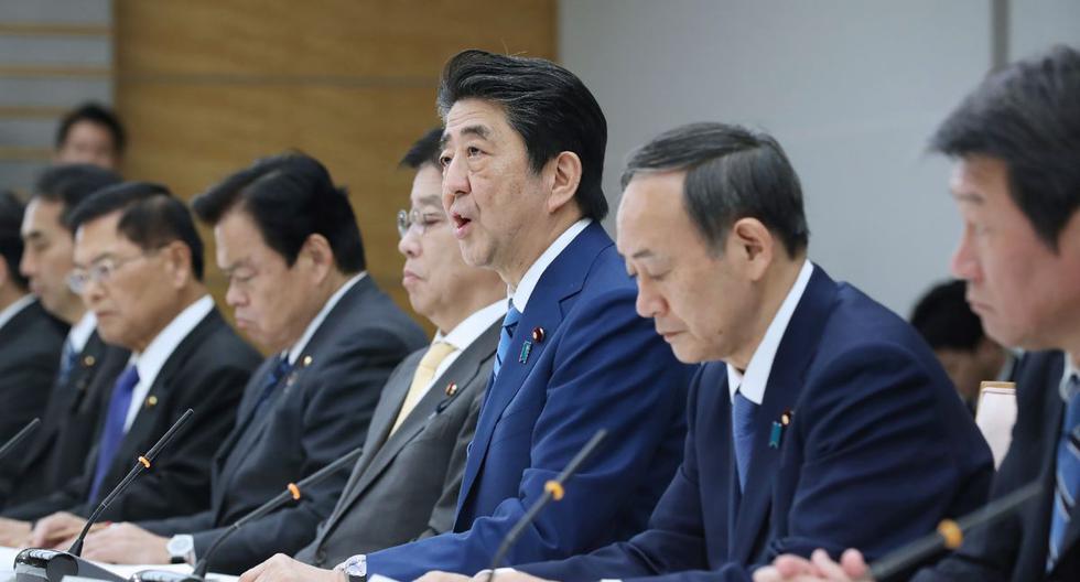 El primer ministro de Japón, Shinzo Abe, habla durante una reunión en la nueva sede de control de enfermedades infecciosas del coronavirus COVID-19, en la oficina del primer ministro en Tokio. (AFP)