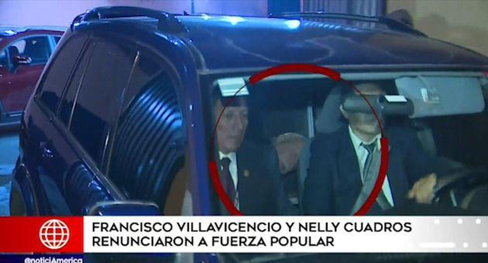El parlamentario Carlos Tubino, aparentemente no quiso opinar sobre tema y optó por evadir a los periodistas escondiéndose en el interior de su vehículo. (Foto: Captura \'América Noticias\')