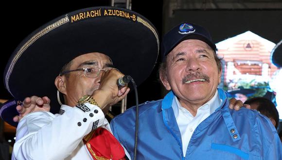 El presidente de Nicaragua, Daniel Ortega (derecha) canta con un mariachi durante la conmemoración del 45 aniversario de la muerte de uno de los fundadores de la guerrilla del Frente Sandinista de Liberación Nacional (FSLN), Carlos Fonseca, en Managua , el 8 de noviembre de 2021. (Foto: AFP).