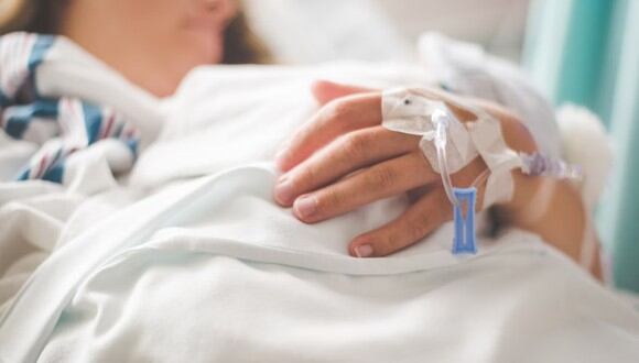 Una mujer hospitalizada en cama. | Imagen referencial: Stephen Andrews / Unsplash