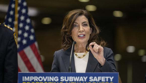 La gobernadora de Nueva York, Kathy Hochul, hace un anuncio sobre la seguridad del metro durante una conferencia de prensa en Fulton Transit Center el 27 de enero de 2023 en Nueva York. (Foto de ANGELA WEISS / AFP)