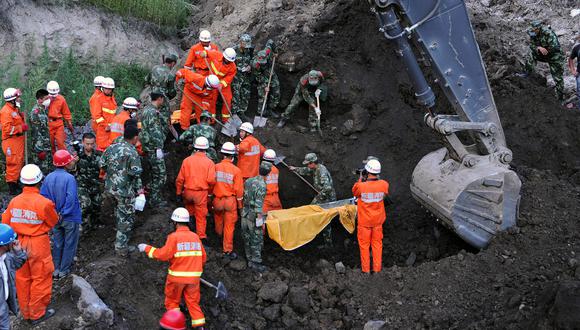 Los rescatistas buscan víctimas de un deslizamiento de tierra que enterró una mina de hierro en Xinyuan, en la remota región de Xinjiang el 1 de agosto de 2012. (Foto referencial)