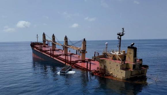 El carguero Rubymar, registrado en Gran Bretaña, se hunde después de haber sido dañado en un ataque con misiles por parte de los hutíes en el Mar Rojo frente a la costa de Yemen, el 26 de febrero de 2024. (Foto de EFE/EPA/Yemeni Al-Joumhouriya TV)