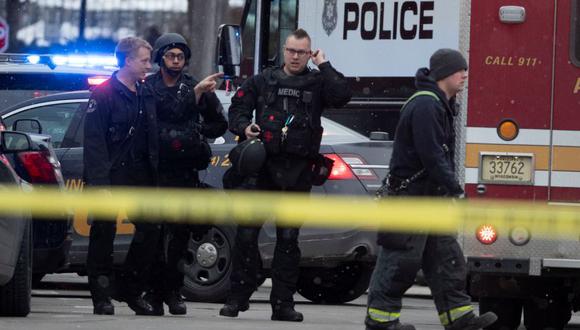 La policía y los funcionarios de emergencia trabajan en una escena activa de disparos en la sede de Molson Coors en Milwaukee, Wisconsin. (Foto: AFP).