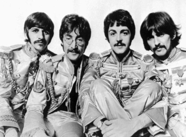 El 1 de junio de 1967 sale Sgt Pepper's Lonely Hearts Club Band, el disco más elogiado de los Beatles. En el los de Liverpool gran una banda ficticia, la del Sargento Pimienta, como un alter ego. (Foto: AP Photo)