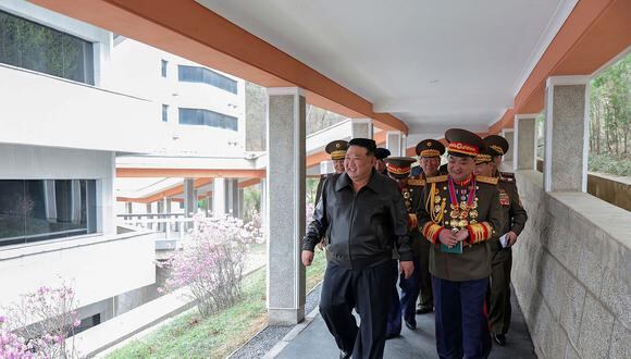El líder de Corea del Norte, Kim Jong-un, visita la Universidad de Política Militar y Política Kim Jong Il en el oeste de Pionyang, el 10 de abril de 2024. (Foto de KCNA VIA KNS / AFP)