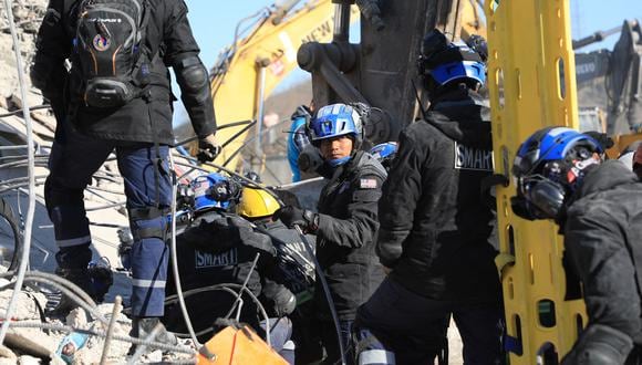 Rescatistas de Malasia buscan sobrevivientes bajo los escombros de edificios derrumbados en Nurdagi, en el campo de Gaziantep, tres días después de un terremoto mortal que azotó Turquía y Siria.