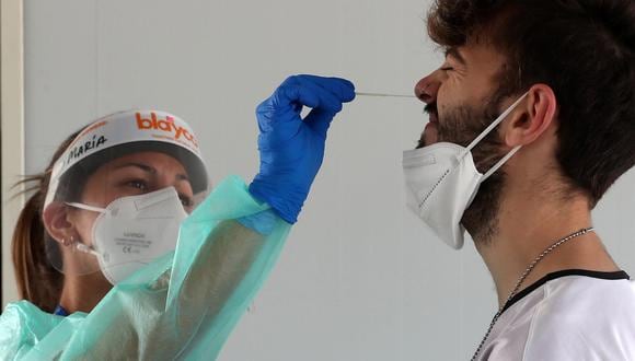 Personal sanitario realiza pruebas de diagnóstico para detectar el coronavirus en España. (EFE/J.L. Cereijido/Archivo).