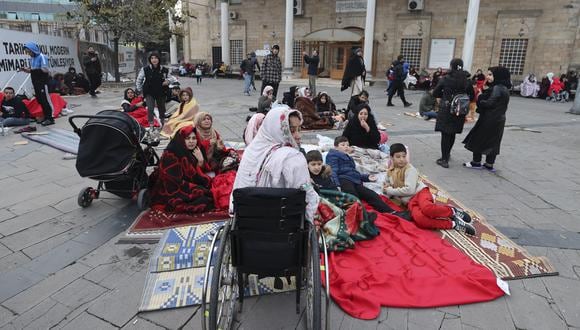 La gente permanece en las calles después de un terremoto de magnitud 6,1 en Duzce, Turquía, el 23 de noviembre de 2022. (EFE).