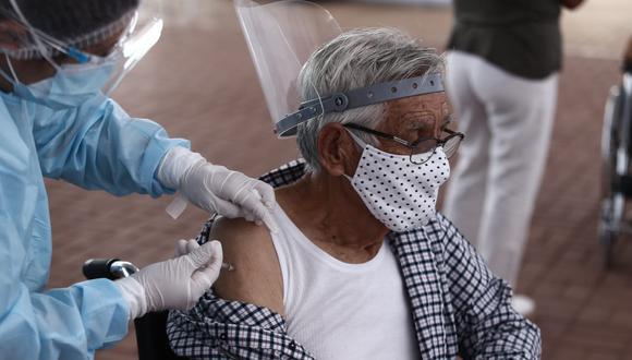 La vacunación de adultos mayores se produce con las dosis de Pfizer. (Foto: Jesús Saucedo/GEC)