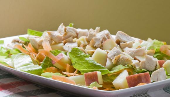 La ensalada de pollo, manzana y nueces es una receta completa debido a que contiene proteínas, carbohidratos y grasas vegetales. (Foto: Shutterstock)