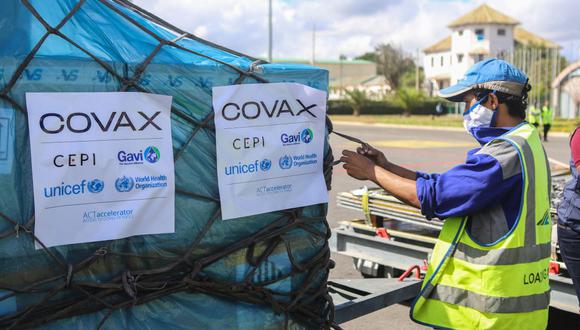 Imagen referencial. Un trabajador maneja cajas de vacunas Covid-19 Oxford / AstraZeneca, parte del programa COVAX. (Mamyrael / AFP).