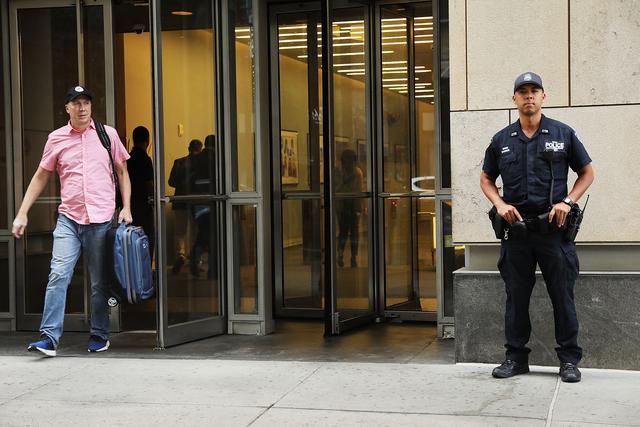 La Policía de Nueva York reforzó la seguridad en varios medios de comunicación de la ciudad a raíz del ataque en un periódico de la ciudad de Annapolis. (Reuters)
