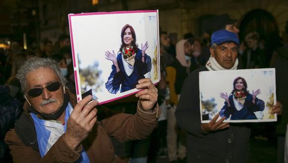 Tras el pedido de un fiscal de encarcelamiento para la vicepresidenta Cristina Kirchner, cientos de simpatizantes se agruparon frente a su domicilio para expresar su apoyo. (GETTY IMAGES).