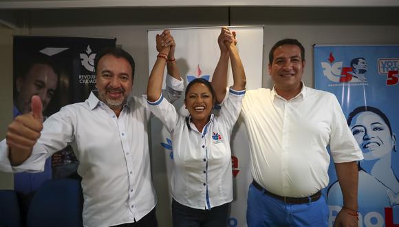 La prefecta de la provincia de Pichincha, Paola Pabón (c), junto al candidato de Revolución Ciudadana a alcalde de Quito, Pabel Muñoz (i), posan durante una rueda de prensa tras las elecciones seccionales (locales), en Quito (Ecuador).