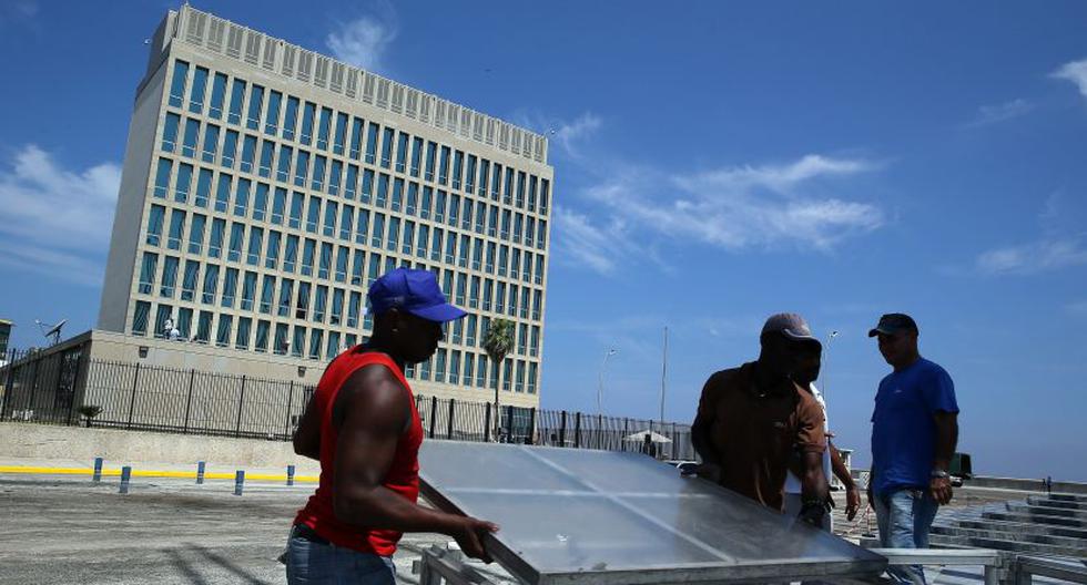 Obreros realizan trabajos en el local de la embajada de EEUU en Cuba. (Foto: EFE)