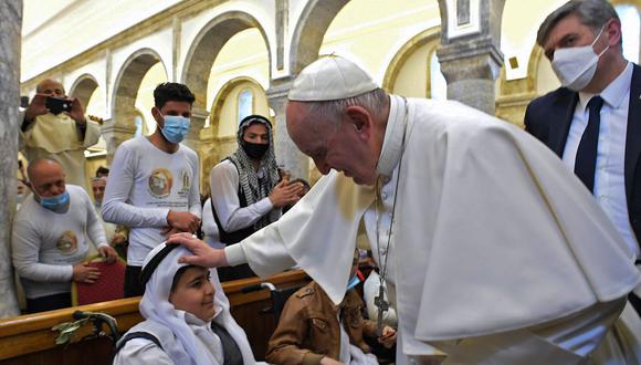 El papa Francisco bendice a un niño al llegar a la Iglesia católica siríaca de la Inmaculada Concepción, en la ciudad predominantemente cristiana ciudad de Qaraqosh. (AFP).