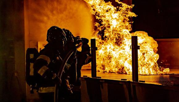 Todo en el departamento se quemó en el incendio, menos el cuadro con la palabra 'pray' u 'orar'. Dominique Ramírez siente su fe más fuerte que nunca. (Foto referencial: Pixabay / fish96)