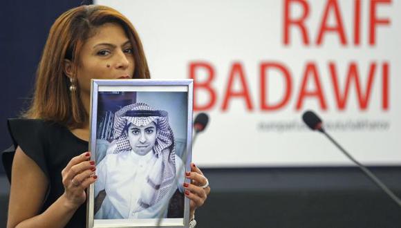 Esposa de bloguero saudí Raif Badawi recibe el premio Sájarov