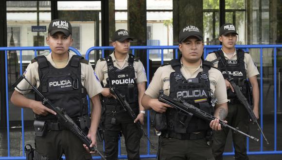 Agentes de policía hacen guardia frente al edificio del Ayuntamiento de Quito, Ecuador, el 10 de enero de 2024. (Foto de STRINGER / AFP).