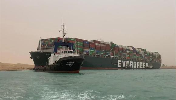 El Canal de Suez de Egipto permanece bloqueado por un gran buque portacontenedores . (Foto: EFE).