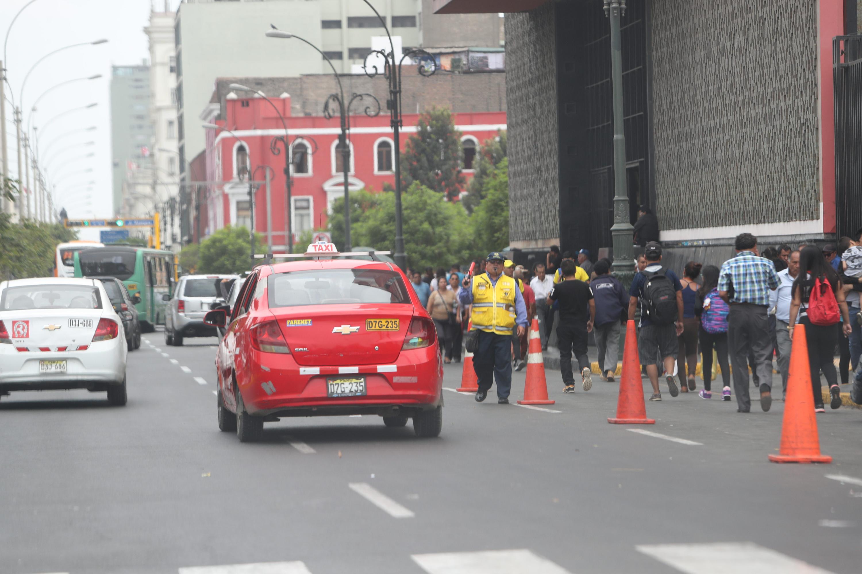 Choferes de colectivos usan varias calles como paraderos. Pasajeros también provocan caos deteniendo a estos taxistas informales en lugares no autorizados. (Foto: Rolly Reyna / El Comercio)