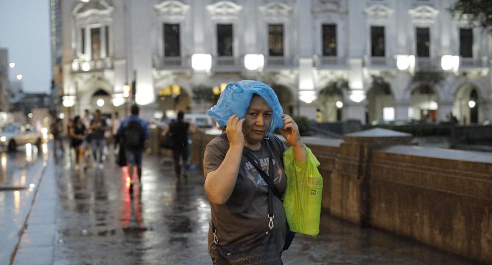 Los paraguas, que nos protegen del calor del verano, también servirán para resguardarnos de las lluvias (Foto: Joel Alonzo)