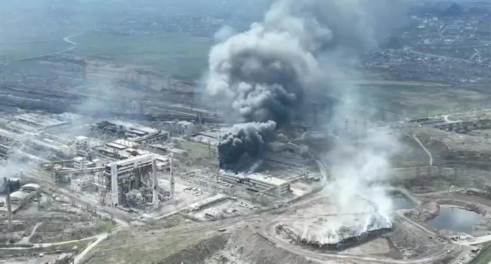 Una captura de video muestra humo saliendo de la planta de acero de Azovstal durante los ataques aéreos de Rusia en Mariupol, este de Ucrania, el 18 de abril de 2022. (EFE).