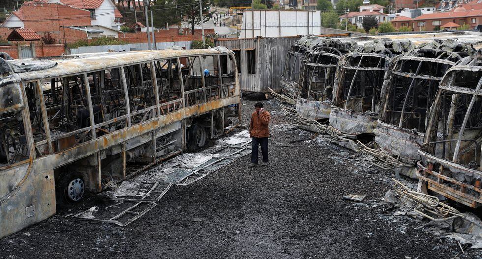 Una flota de más de 30 autobuses municipales del transporte público fue incendiada. (Reuters). Una flota de más de 30 autobuses municipales del transporte público fue incendiada. (Reuters).