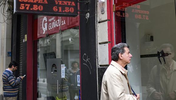 El "dólar blue" se cotizaba en 144 pesos en Argentina este lunes. (Foto: AFP)