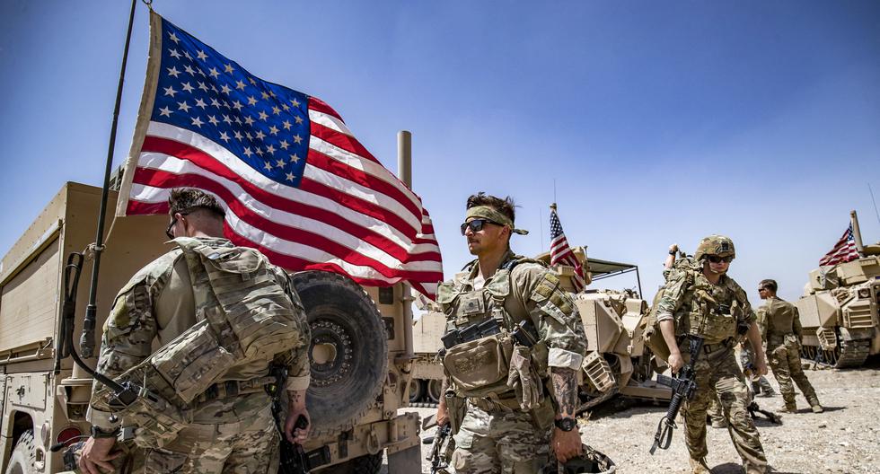 Soldados de Estados Unidos patrullan el campo de Rumaylan, en la provincia de Hasakeh, al noreste de Siria, el 7 de junio de 2023. (Foto de Delil SOULEIMAN / AFP).