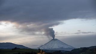 El volcán ecuatoriano Cotopaxi emana una columna de 700 metros de vapor y gas