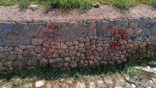 Cusco: denuncian pintas con aerosol en muro inca de Sacsayhuamán | VIDEO