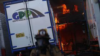 La Victoria: así se registró el incendio al interior de un almacén de productos químicos | FOTOS 