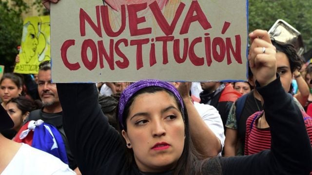 Demonstration in Chile for a new Constitution and an image from November 2019. (GETTY IMAGES).
