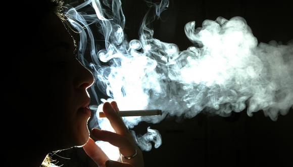 El humo del cigarro contiene al menos 250 compuestos químicos nocivos y como mínimo 69 están asociados a la presencia de cáncer, según la Organización Mundial de la Salud. (Foto: REUTERS/Fabrizio Bensch)