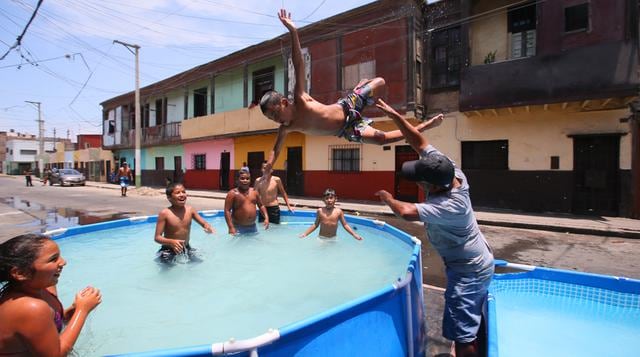 El piscinazo callejero aplaca el calor en el Callao - 1