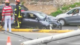 Costa Verde: poste de alumbrado público fue derribado por carro