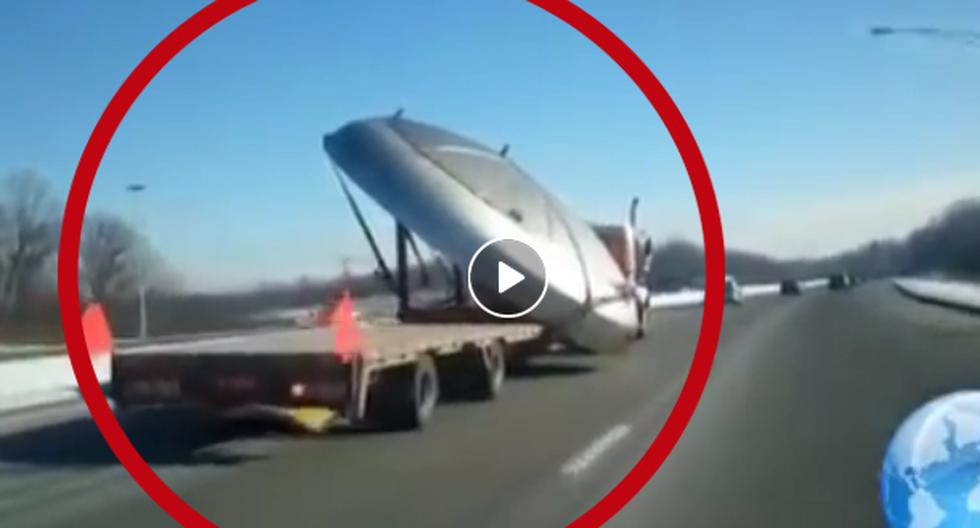 Este video de YouTube nos muestra cómo es que un supuesto OVNI es transportado por un camión ante los ojos de todas las personas en Rusia. (Foto: captura)