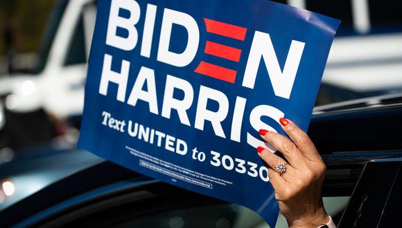 Un partidario del candidato presidencial demócrata y ex vicepresidente Joe Biden lo anima durante un discurso en Riverside High School, Carolina del Norte, el 18 de octubre de 2020. (Foto de ROBERTO SCHMIDT / AFP).