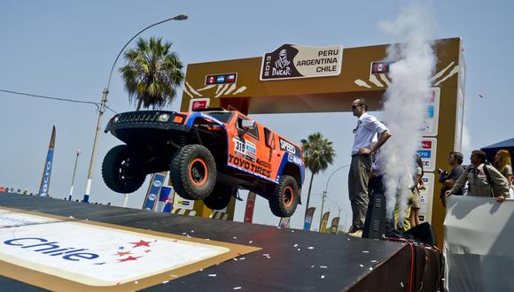 En el Dakar 2013, Robby Gordon realizó su famosa maniobra en la partida  que encandiló a todos los peruanos. (Foto: AFP).